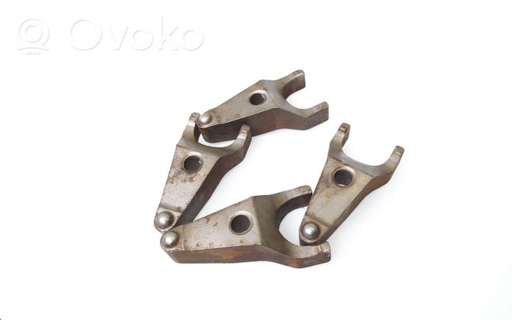 Toyota Avensis T270 Support de pince d'injecteur de carburant 