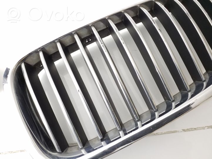 BMW 5 F10 F11 Grille calandre supérieure de pare-chocs avant 51137200728