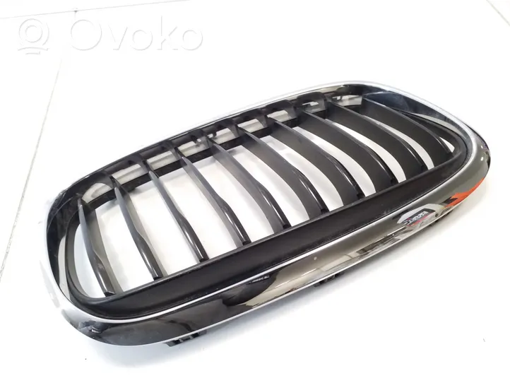 BMW 2 F45 Maskownica / Grill / Atrapa górna chłodnicy 51137379613