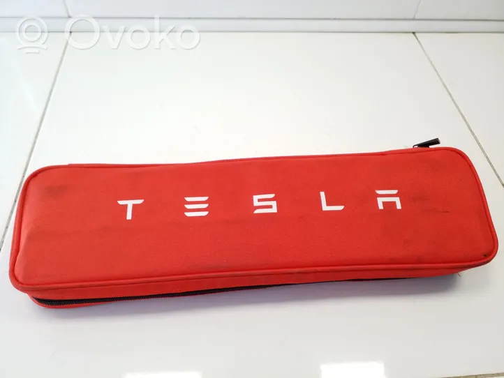 Tesla Model S Vaistinėlė 