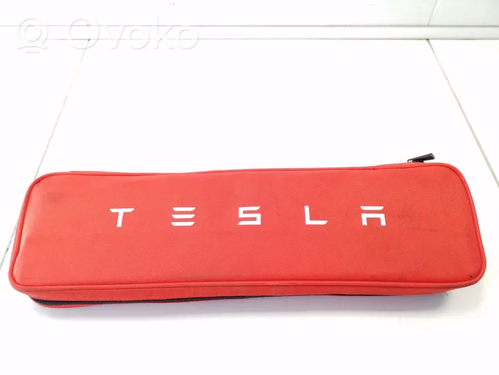 Tesla Model S Vaistinėlė 