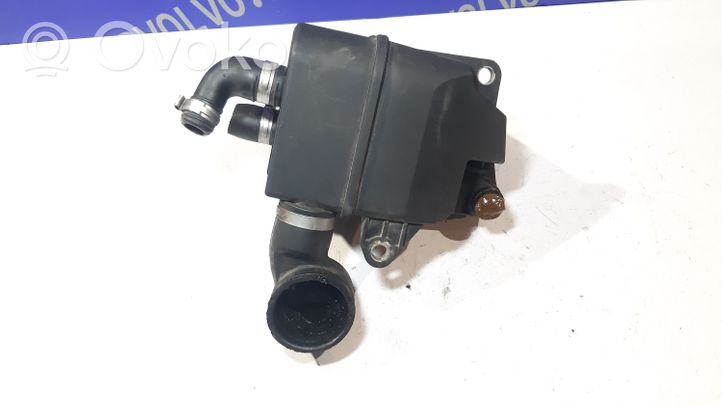 Volvo V70 Separatore dello sfiato dell’olio 8653409