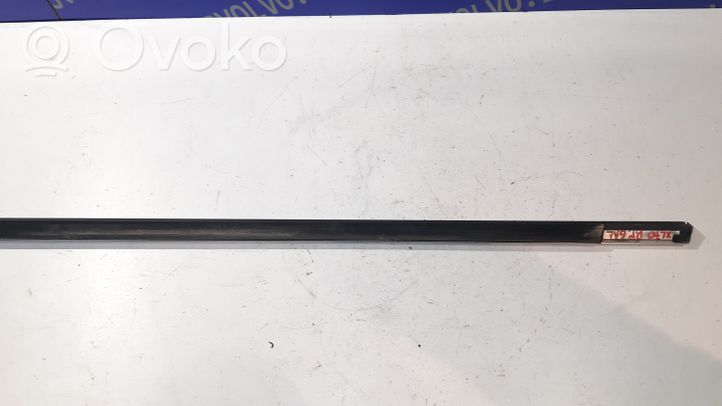 Volvo XC70 Listwa / Uszczelka szyby drzwi tylnych 31301007