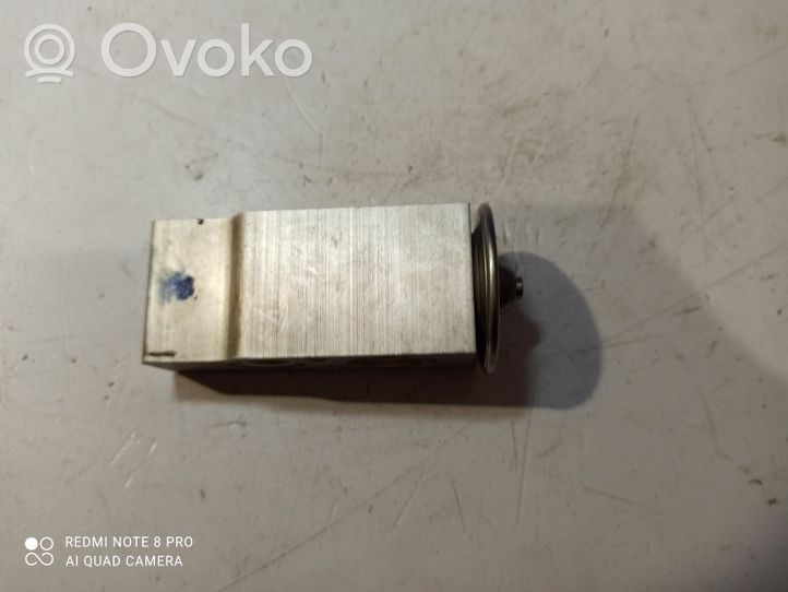 Volvo V70 Air conditioning (A/C) expansion valve 31101177