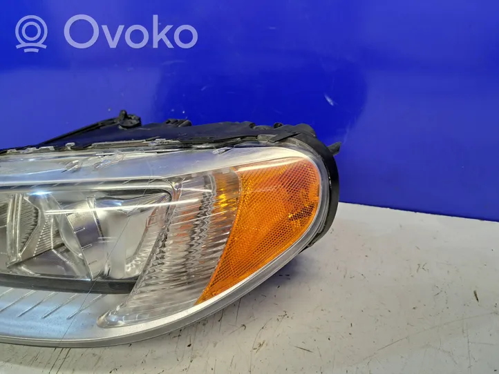 Volvo V70 Lampa przednia 31383540