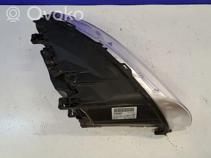 Volvo V70 Lampa przednia 31383540