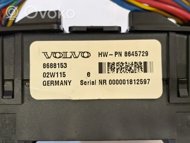 Volvo V70 Scatola di montaggio relè 8688153