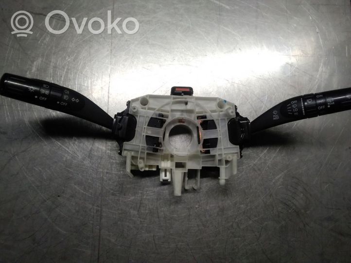 Subaru Outback Interruptor/palanca de limpiador de luz de giro 83111AG770