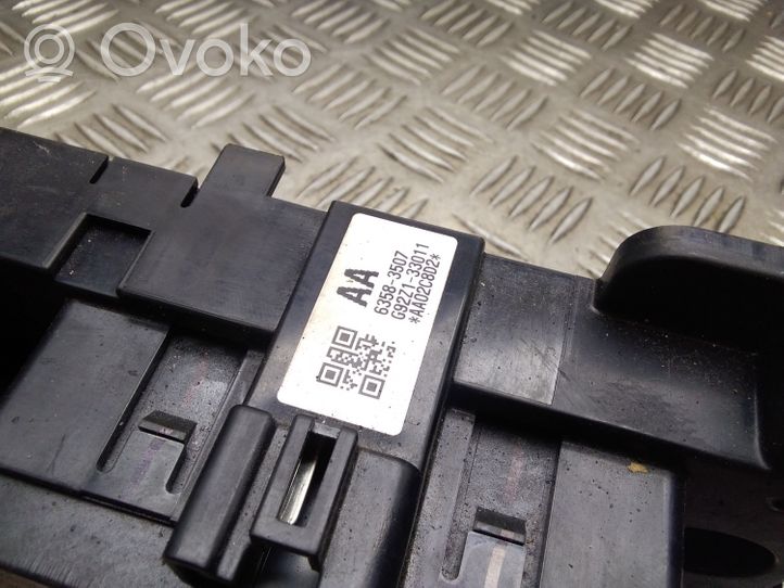 Toyota Prius (XW30) Relay mounting block 63583507