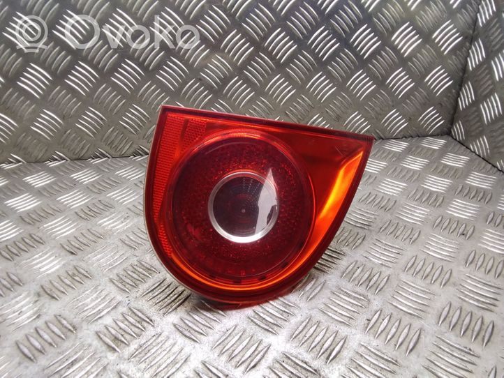 Volkswagen Golf V Klosze lamp tylnej klapy bagażnika 1K6945093J