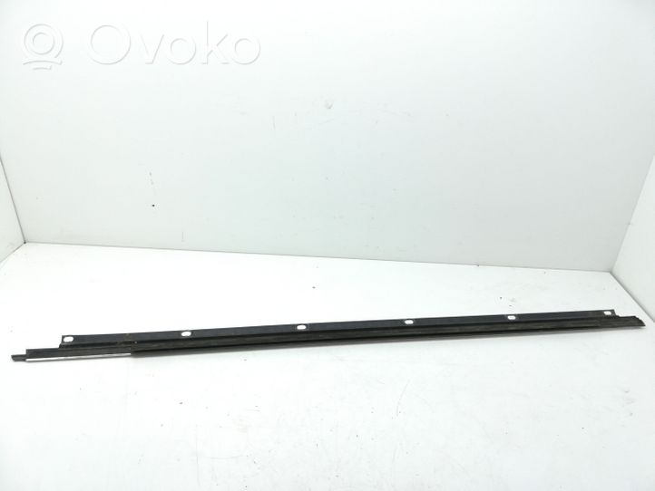 Volkswagen Golf VI Rivestimento modanatura del vetro della portiera anteriore 1K5837475D