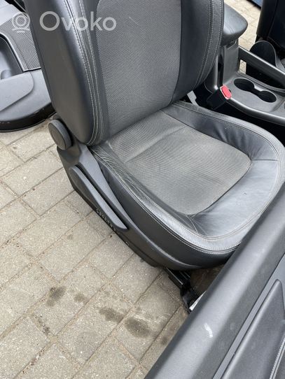 KIA Sportage Fotele / Kanapa / Boczki / Komplet 