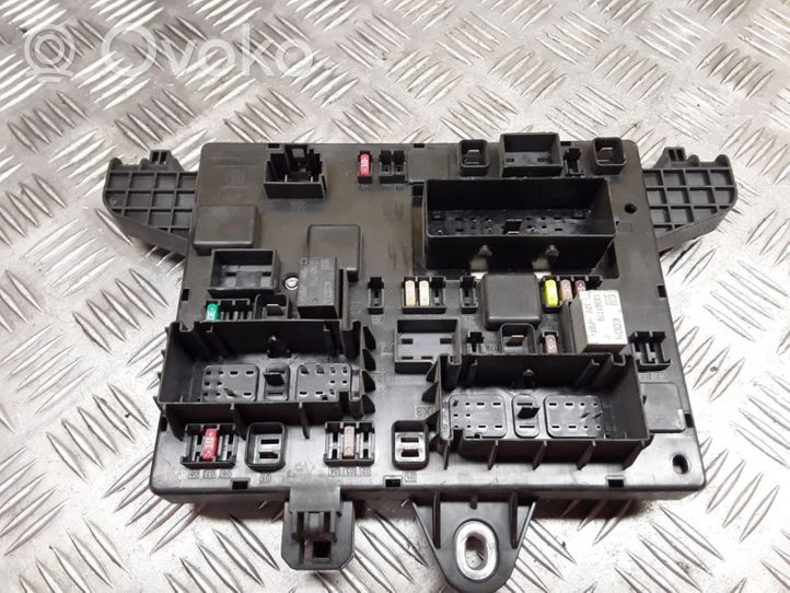 Opel Astra J Module de fusibles 365927271