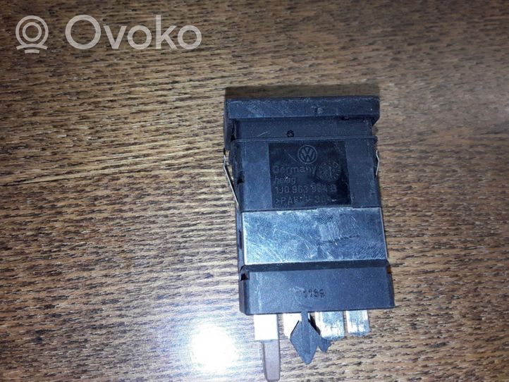 Volkswagen Golf V Seat heating switch 1J0963564B