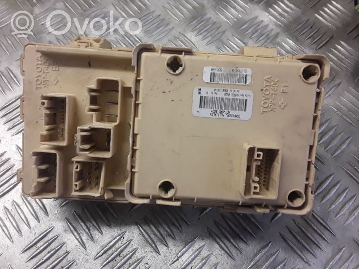 Toyota Corolla Verso E121 Drošinātāju bloks 892210F020