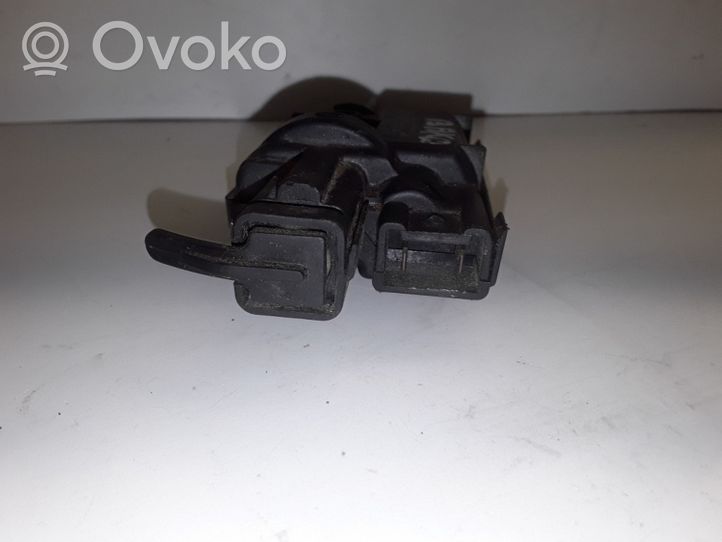 Renault Megane II Siłownik klapki wlewu paliwa 8200305732