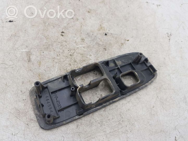 Subaru Impreza II Ramka przycisków otwierania szyby drzwi przednich XR444894