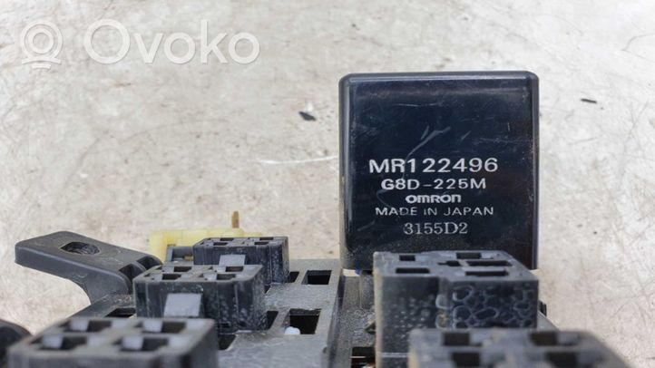 Mitsubishi Pajero Ramka / Moduł bezpieczników YA16893