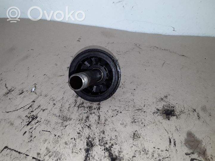 Volkswagen Touran I Nakrętka filtra oleju 045117061F