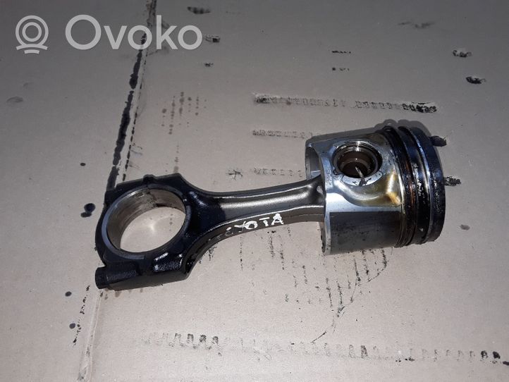 Toyota Avensis T220 Piston avec bielle 82L73