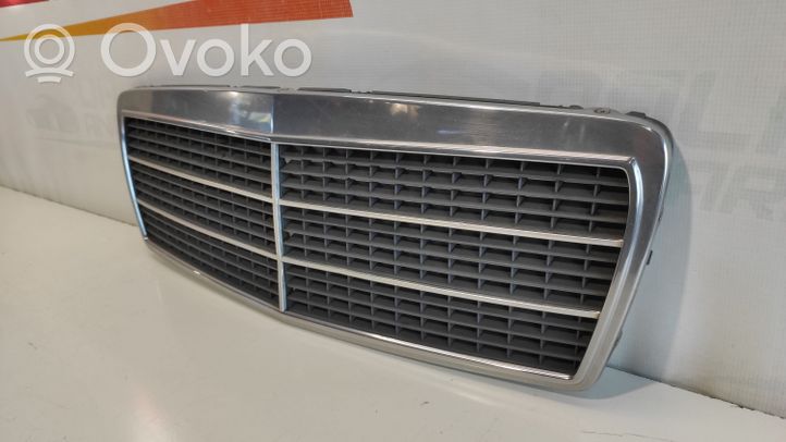 Mercedes-Benz E W210 Maskownica / Grill / Atrapa górna chłodnicy 2108880023