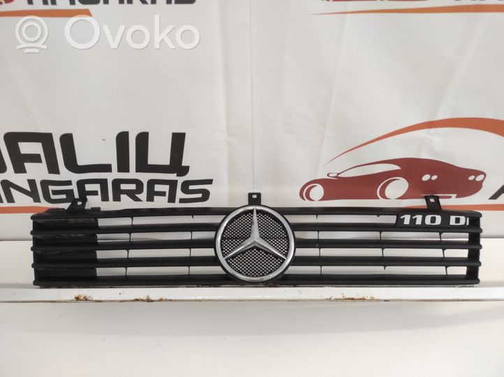 Mercedes-Benz Vito Viano W638 Griglia superiore del radiatore paraurti anteriore A6388880415