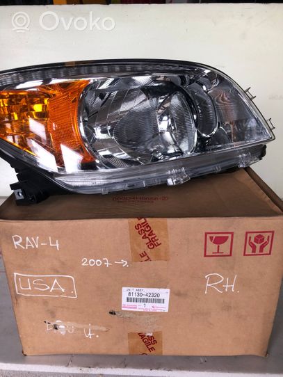 Toyota RAV 4 (XA30) Lampa przednia 8113042320