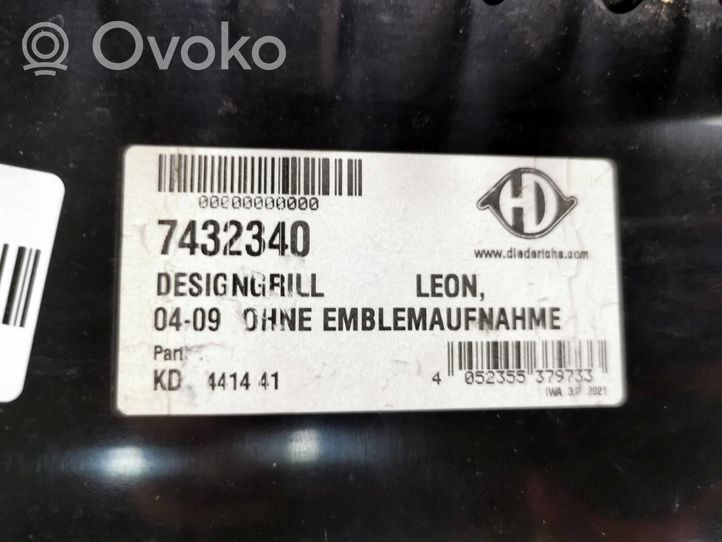 Seat Leon (1P) Etupuskurin ylempi jäähdytinsäleikkö 7432340