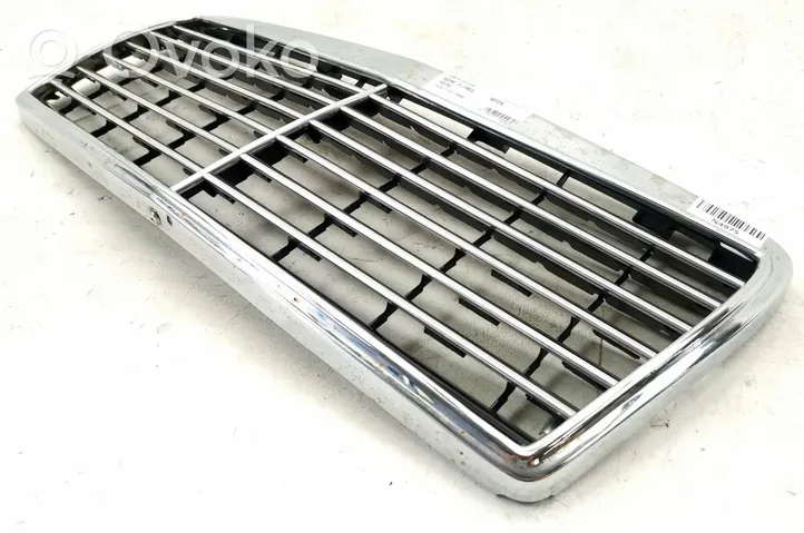 Mercedes-Benz E W124 Grille calandre supérieure de pare-chocs avant 1613039