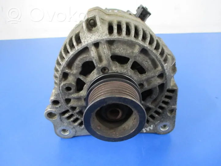 Volkswagen PASSAT B2 Alternator 068903029R