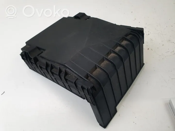 Volkswagen PASSAT B6 Fuse box cover 