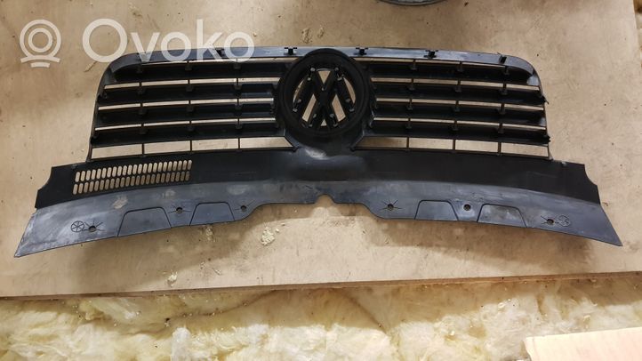 Volkswagen Transporter - Caravelle T5 Augšējais režģis 7H5853653