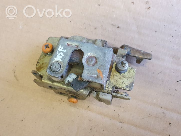 Volkswagen PASSAT Etuoven lukko 823827015C