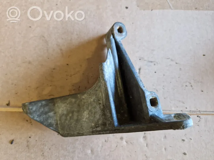 Volkswagen Golf II Support de pompe de direction assistée 027145531