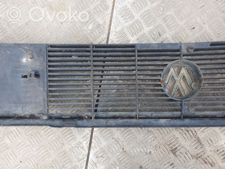 Volkswagen PASSAT Grille calandre supérieure de pare-chocs avant 321853653