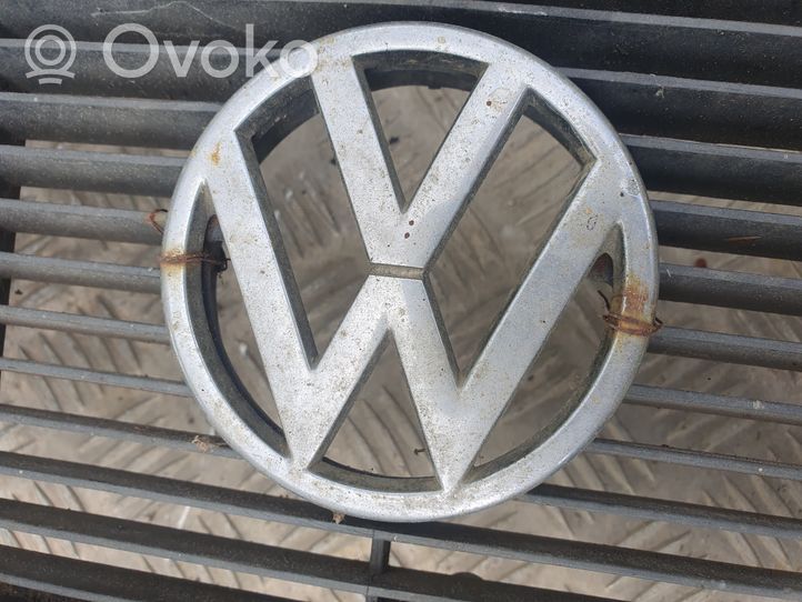 Volkswagen PASSAT Grille calandre supérieure de pare-chocs avant 321853653