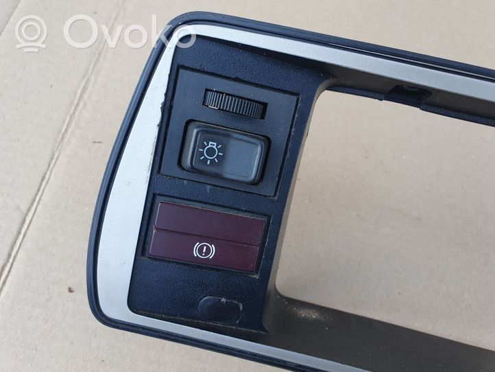 Volkswagen Jetta I Panneau de garniture console centrale 161867243