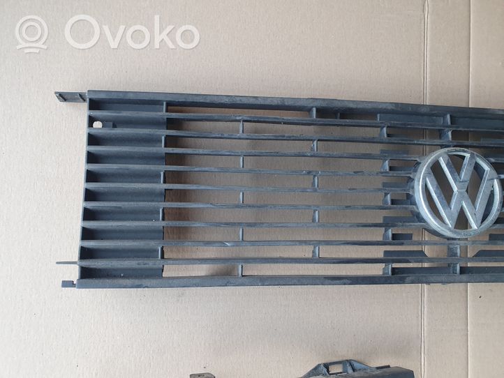 Volkswagen Jetta I Grille calandre supérieure de pare-chocs avant 161853653