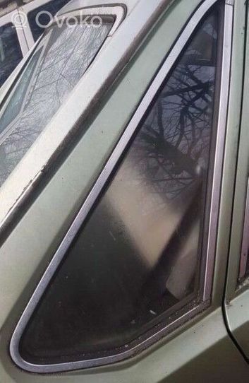 Volkswagen PASSAT Fenêtre latérale avant / vitre triangulaire 323845302