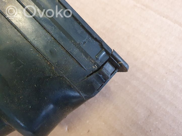 Volkswagen PASSAT Kojelaudan sivutuuletussuuttimen kehys 823820329