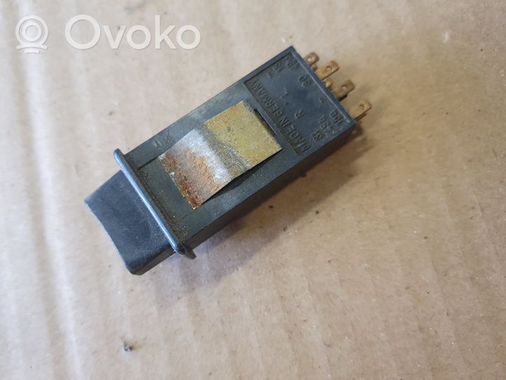 Volkswagen PASSAT Botón interruptor de luz de peligro 823941533A