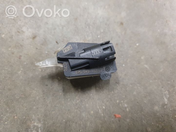 Audi A5 Etuoven ulkokahvan valo (ulko) 8W0947133