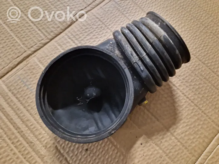 Volkswagen PASSAT B3 Część rury dolotu powietrza 051133357B