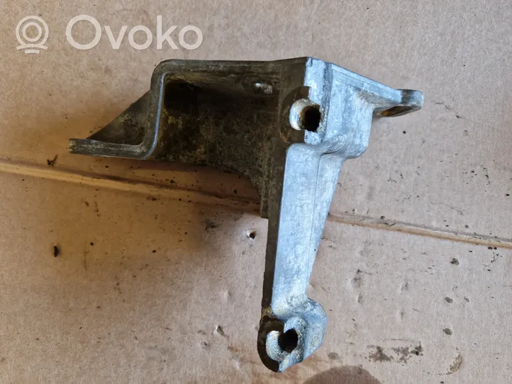 Volkswagen Scirocco Supporto di montaggio della pompa del servosterzo 027145531