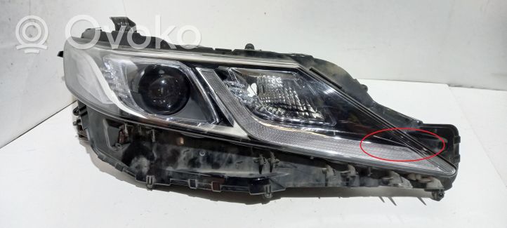 Toyota Camry Lampa przednia 8111033A20