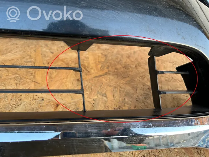 Toyota Hilux VIII Grille calandre supérieure de pare-chocs avant 531II0KB30