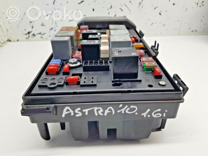 Opel Astra J Module de fusibles 13343982