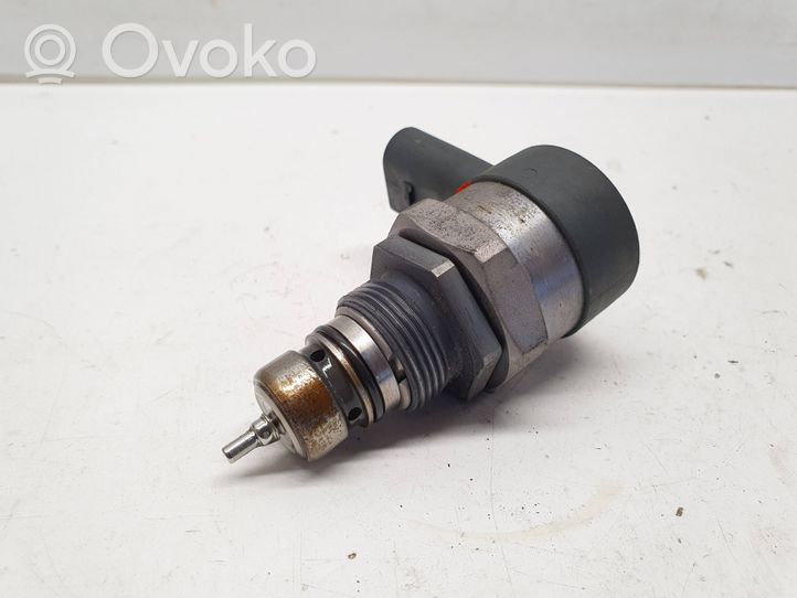 Volkswagen PASSAT B7 Fuel pressure regulator 0281006075