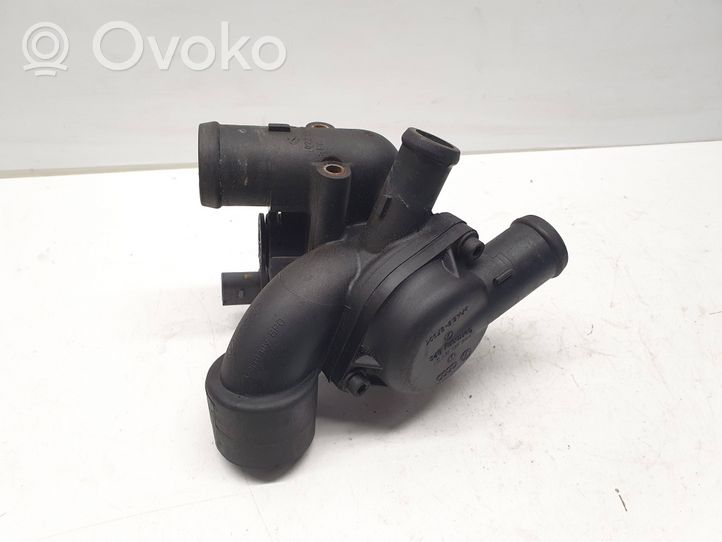 Volkswagen Touareg I Boîtier de thermostat / thermostat 022121117C