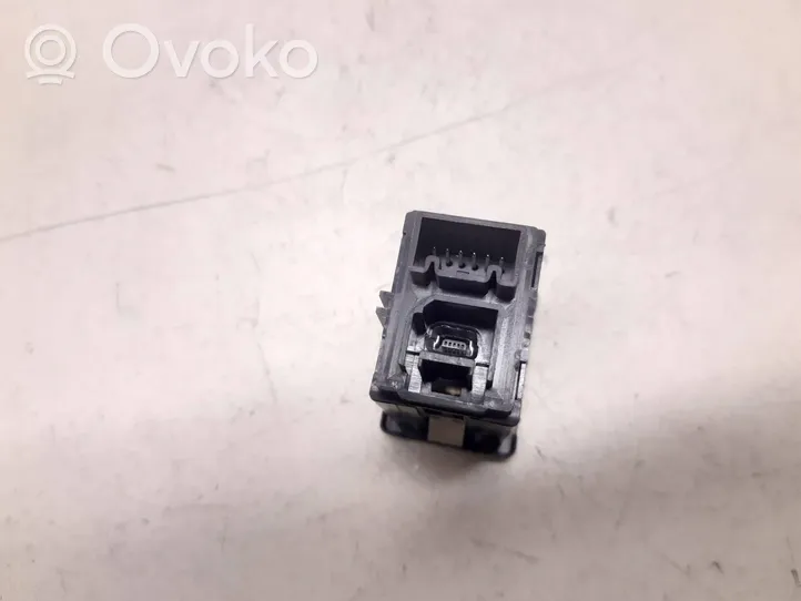 Opel Zafira C USB socket connector 20868798